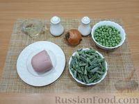 Фото приготовления рецепта: Стручковая фасоль, тушенная с зелёным горошком и колбасой - шаг №1