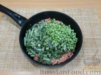 Фото приготовления рецепта: Стручковая фасоль, тушенная с зелёным горошком и колбасой - шаг №7