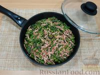 Фото приготовления рецепта: Стручковая фасоль, тушенная с зелёным горошком и колбасой - шаг №9
