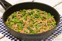 Фото приготовления рецепта: Стручковая фасоль, тушенная с зелёным горошком и колбасой - шаг №10