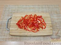 Фото приготовления рецепта: Салат с консервированной фасолью, перцем, морковью и помидором - шаг №3