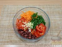 Фото приготовления рецепта: Салат с консервированной фасолью, перцем, морковью и помидором - шаг №7