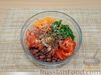 Фото приготовления рецепта: Салат с консервированной фасолью, перцем, морковью и помидором - шаг №8
