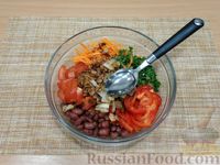 Фото приготовления рецепта: Салат с консервированной фасолью, перцем, морковью и помидором - шаг №11