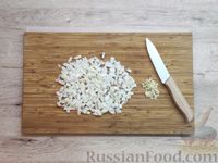 Фото приготовления рецепта: Куриные бёдрышки с рисом, овощами, горошком и кукурузой (на сковороде) - шаг №3