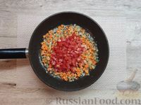 Фото приготовления рецепта: Куриные бёдрышки с рисом, овощами, горошком и кукурузой (на сковороде) - шаг №10