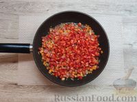 Фото приготовления рецепта: Куриные бёдрышки с рисом, овощами, горошком и кукурузой (на сковороде) - шаг №11