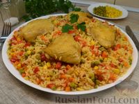 Фото приготовления рецепта: Куриные бёдрышки с рисом, овощами, горошком и кукурузой (на сковороде) - шаг №18