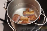 Фото приготовления рецепта: Томатный суп с копчёными рёбрышками и рисом - шаг №2