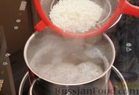 Фото приготовления рецепта: Томатный суп с копчёными рёбрышками и рисом - шаг №3
