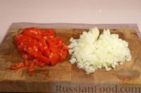 Фото приготовления рецепта: Томатный суп с копчёными рёбрышками и рисом - шаг №4