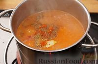 Фото приготовления рецепта: Томатный суп с копчёными рёбрышками и рисом - шаг №8