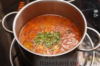 Фото приготовления рецепта: Томатный суп с копчёными рёбрышками и рисом - шаг №10