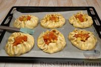 Фото приготовления рецепта: Слоёные открытые пирожки с курицей и картошкой - шаг №9