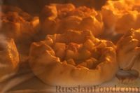 Фото приготовления рецепта: Слоёные открытые пирожки с курицей и картошкой - шаг №10