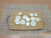 Фото приготовления рецепта: Салат с фасолью, морковью, шпротами и яйцами - шаг №11