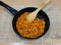 Фото приготовления рецепта: Салат с фасолью, морковью, шпротами и яйцами - шаг №6