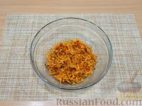 Фото приготовления рецепта: Салат с фасолью, морковью, шпротами и яйцами - шаг №7