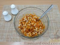 Фото приготовления рецепта: Салат с фасолью, морковью, шпротами и яйцами - шаг №9