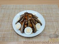 Фото приготовления рецепта: Салат с фасолью, морковью, шпротами и яйцами - шаг №13