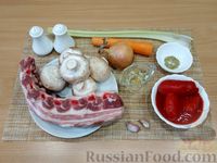 Фото приготовления рецепта: Свиные рёбра, тушенные с грибами в томатном соусе - шаг №1