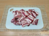 Фото приготовления рецепта: Свиные рёбра, тушенные с грибами в томатном соусе - шаг №2