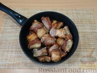 Фото приготовления рецепта: Свиные рёбра, тушенные с грибами в томатном соусе - шаг №3