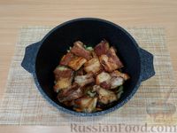 Фото приготовления рецепта: Свиные рёбра, тушенные с грибами в томатном соусе - шаг №6