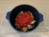 Фото приготовления рецепта: Свиные рёбра, тушенные с грибами в томатном соусе - шаг №7
