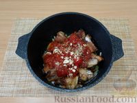 Фото приготовления рецепта: Свиные рёбра, тушенные с грибами в томатном соусе - шаг №8