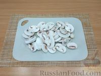 Фото приготовления рецепта: Свиные рёбра, тушенные с грибами в томатном соусе - шаг №10