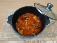 Фото приготовления рецепта: Свиные рёбра, тушенные с грибами в томатном соусе - шаг №9