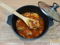 Фото приготовления рецепта: Свиные рёбра, тушенные с грибами в томатном соусе - шаг №12