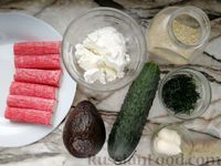 Фото приготовления рецепта: Рулетики из крабовых палочек с огурцом, авокадо и фетой - шаг №1