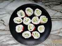 Фото приготовления рецепта: Рулетики из крабовых палочек с огурцом, авокадо и фетой - шаг №10