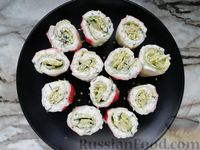 Фото приготовления рецепта: Рулетики из крабовых палочек с огурцом, авокадо и фетой - шаг №11