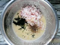 Фото приготовления рецепта: Рулет из крабовых палочек с сыром, зеленью и чесноком - шаг №5