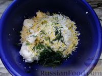 Фото приготовления рецепта: Рулет из крабовых палочек с сыром, зеленью и чесноком - шаг №11