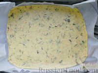 Фото приготовления рецепта: Рулет из крабовых палочек с сыром, зеленью и чесноком - шаг №8