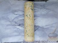 Фото приготовления рецепта: Рулет из крабовых палочек с сыром, зеленью и чесноком - шаг №14
