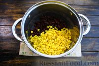 Фото приготовления рецепта: Острый куриный суп со сливками, кукурузой и фасолью - шаг №13