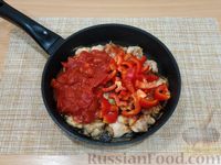 Фото приготовления рецепта: Лобио из консервированной фасоли с курицей и томатным соусом - шаг №8