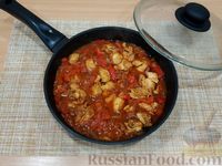 Фото приготовления рецепта: Лобио из консервированной фасоли с курицей и томатным соусом - шаг №9