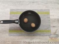 Фото приготовления рецепта: Закусочные шарики с крабовыми палочками, красной рыбой и двумя видами сыра - шаг №2