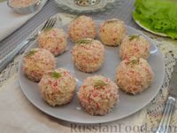 Фото приготовления рецепта: Закусочные шарики с крабовыми палочками, красной рыбой и двумя видами сыра - шаг №15