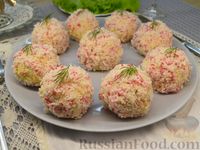 Фото приготовления рецепта: Закусочные шарики с крабовыми палочками, красной рыбой и двумя видами сыра - шаг №16
