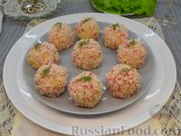 Фото приготовления рецепта: Закусочные шарики с крабовыми палочками, красной рыбой и двумя видами сыра - шаг №17