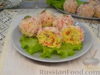 Фото приготовления рецепта: Закусочные шарики с крабовыми палочками, красной рыбой и двумя видами сыра - шаг №18