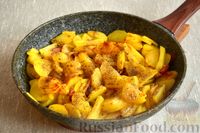 Фото приготовления рецепта: Жареная картошка с фаршем, сыром и помидорами - шаг №6