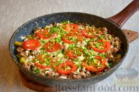 Фото приготовления рецепта: Жареная картошка с фаршем, сыром и помидорами - шаг №11